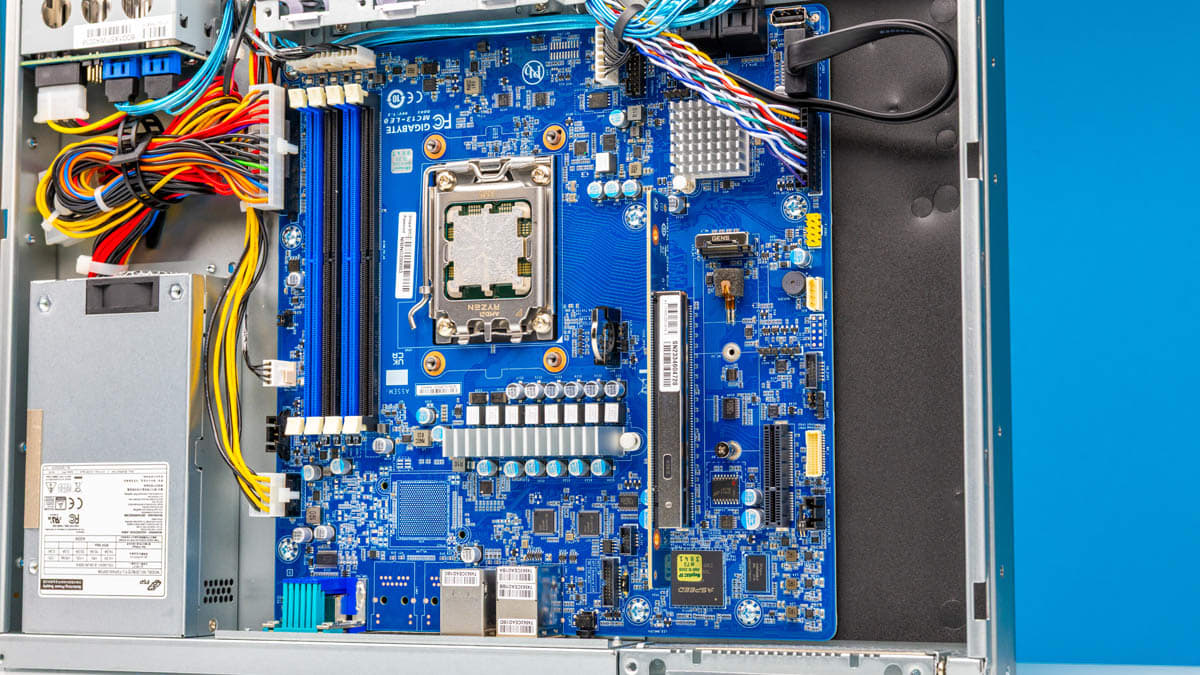 Сервер Gigabyte R113-C10