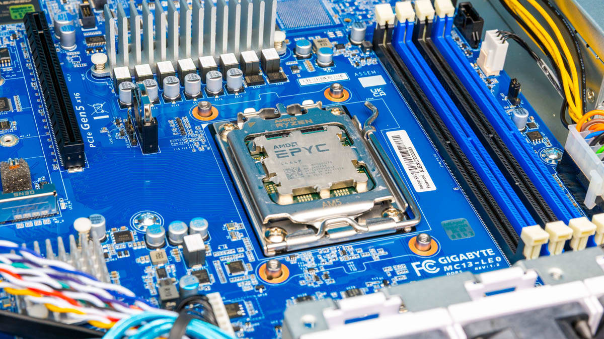 Сервер Gigabyte R113-C10