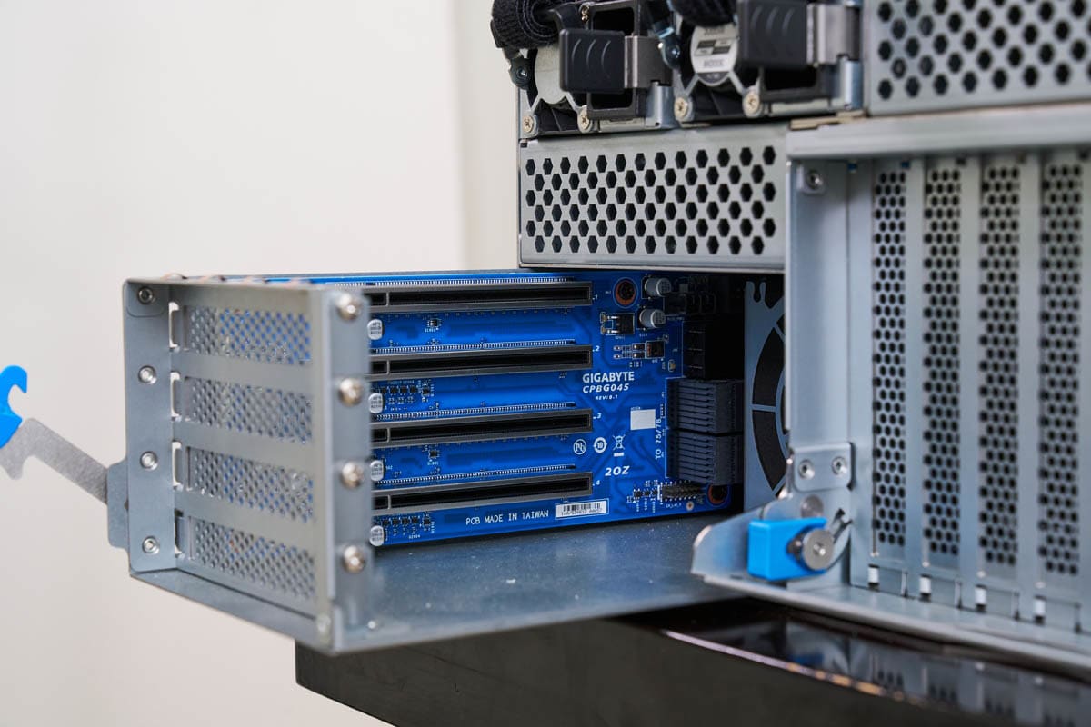 Gigabyte G893-ZX1-AAX2