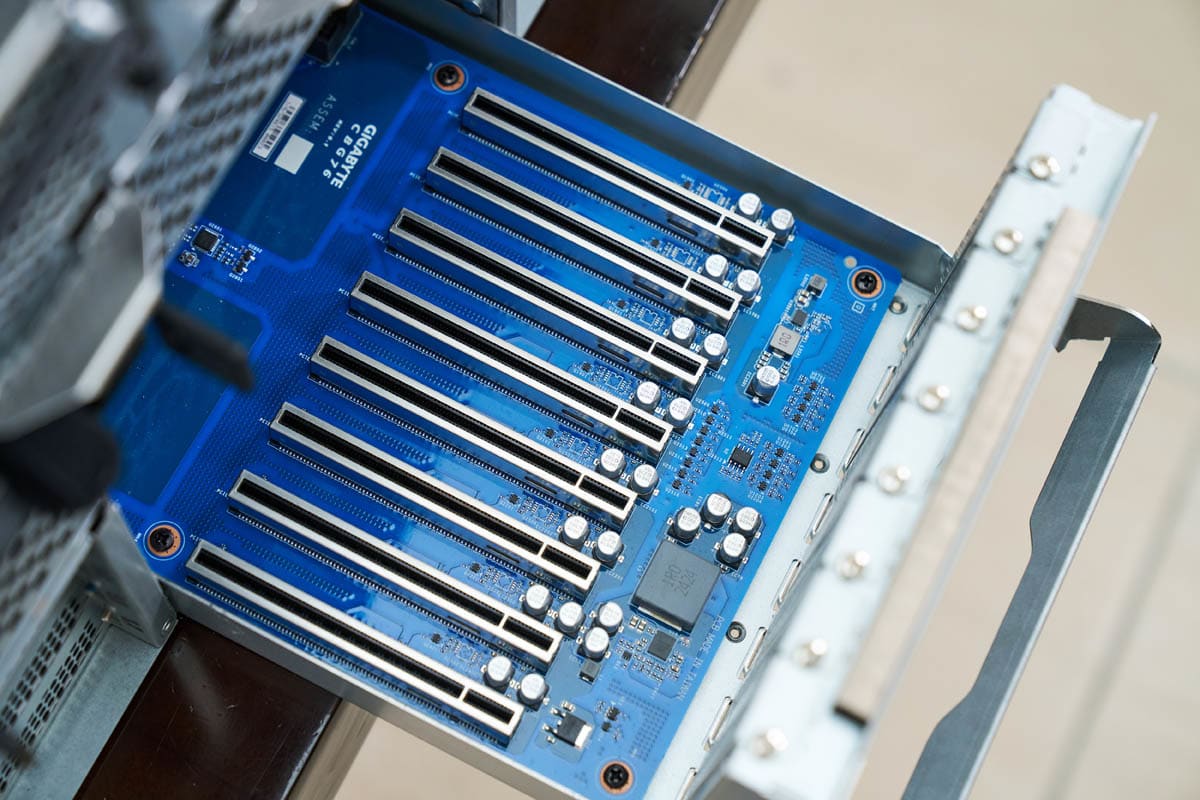 Gigabyte G893-ZX1-AAX2