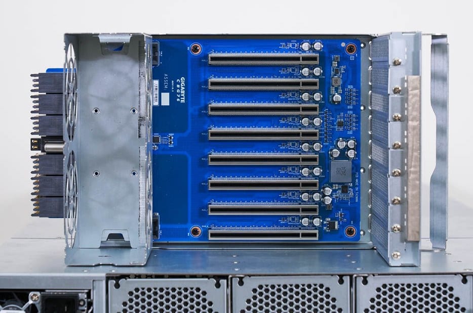 Gigabyte G893-ZX1-AAX2