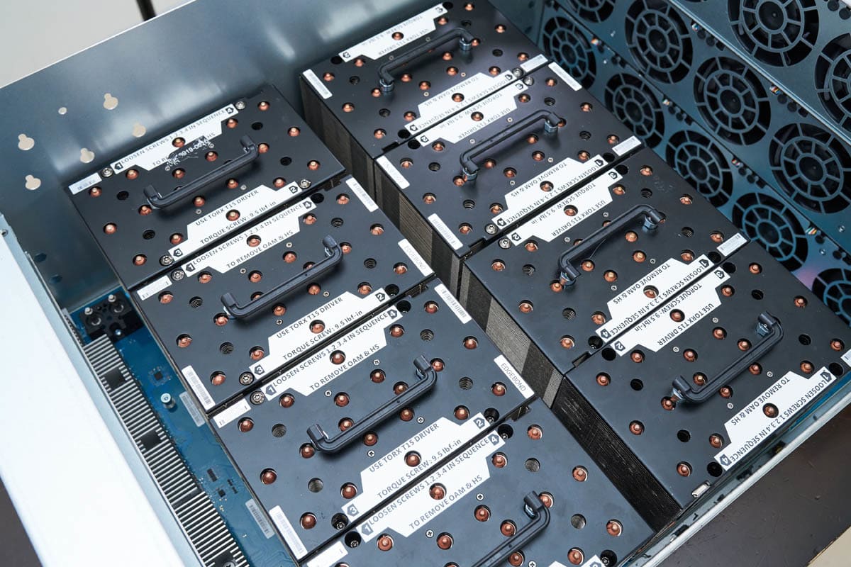 Gigabyte G893-ZX1-AAX2