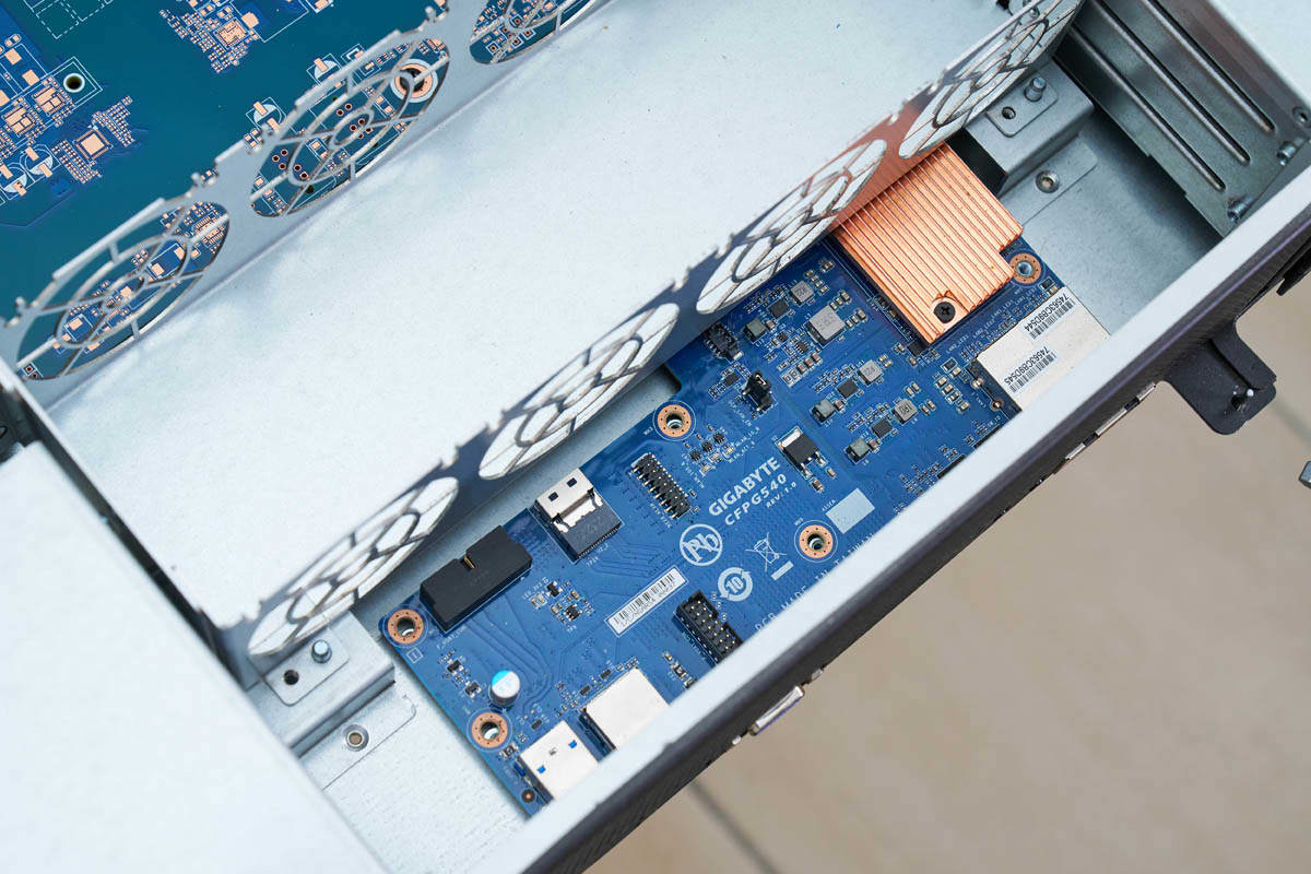 Gigabyte G893-ZX1-AAX2