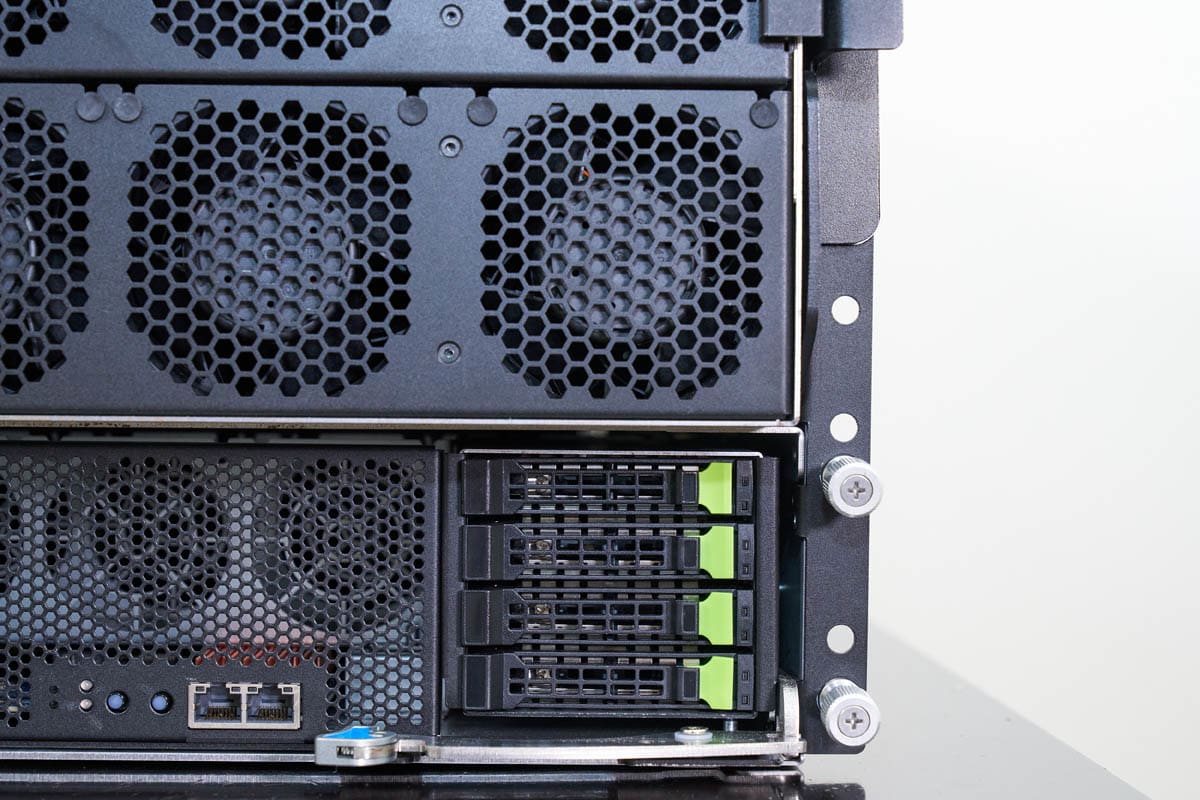 Gigabyte G893-ZX1-AAX2