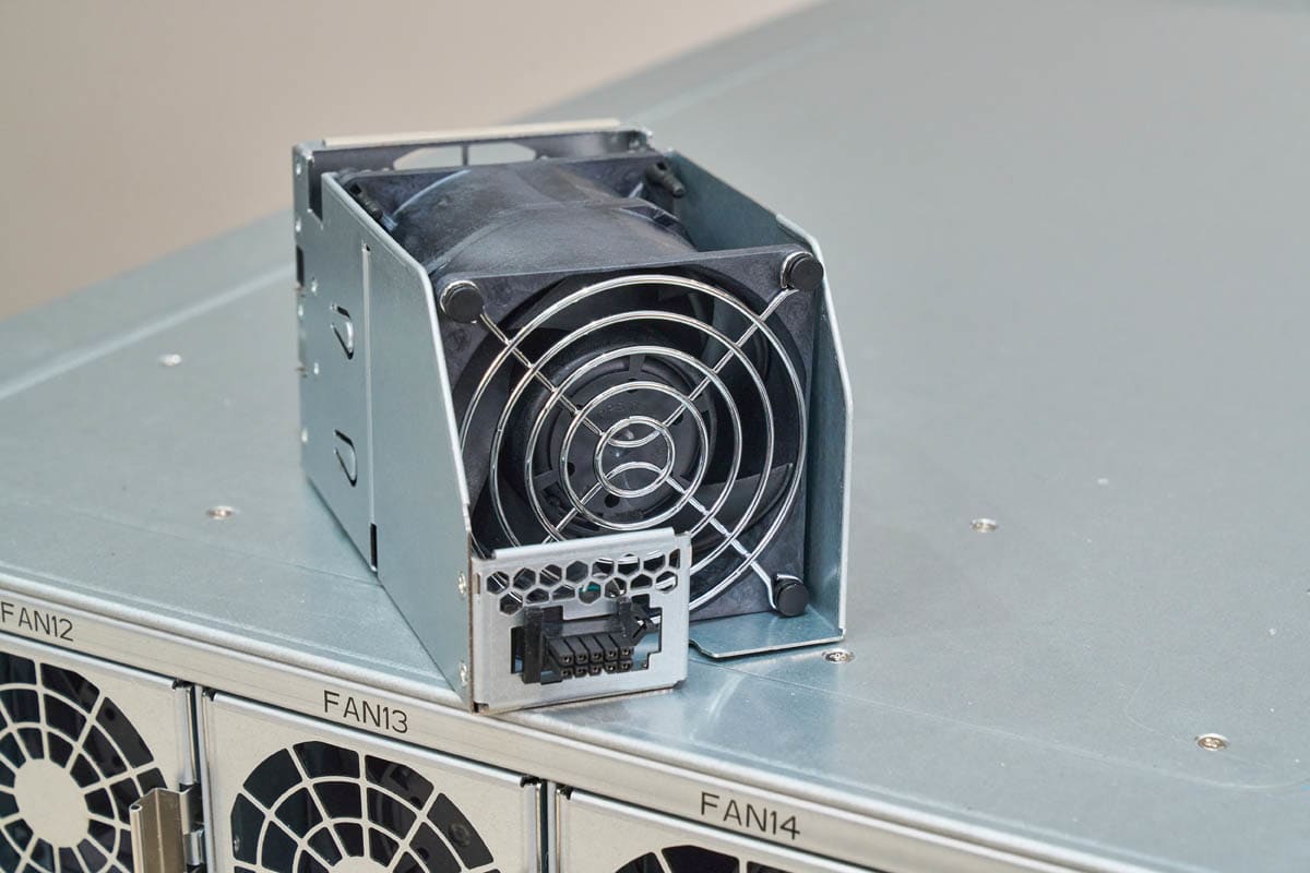 MiTAC G8825Z5 AMD Instinct MI325X