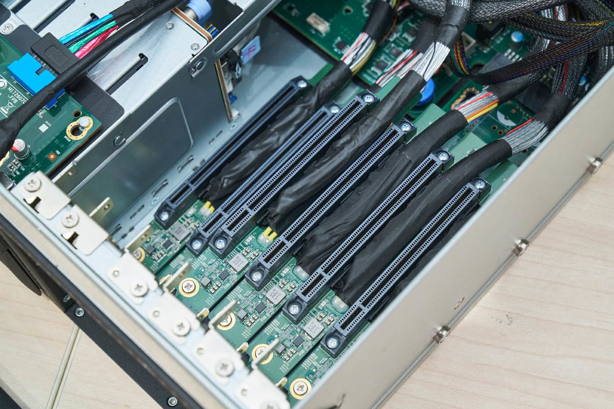 MiTAC G8825Z5 AMD Instinct MI325X