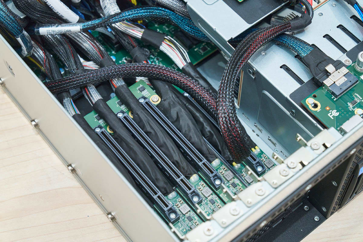 MiTAC G8825Z5 AMD Instinct MI325X