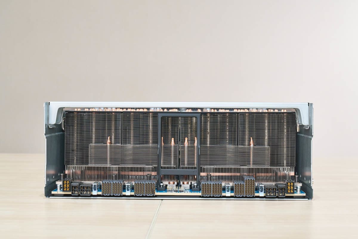 MiTAC G8825Z5 AMD Instinct MI325X