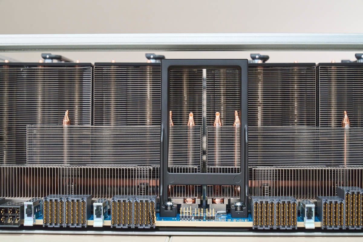 MiTAC G8825Z5 AMD Instinct MI325X