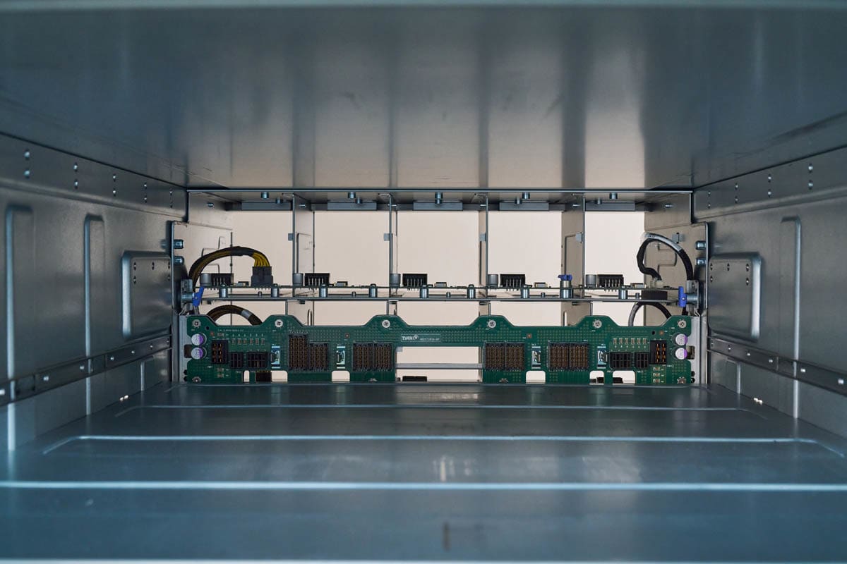 MiTAC G8825Z5 AMD Instinct MI325X