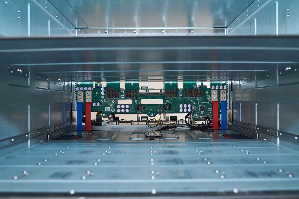 MiTAC G8825Z5 AMD Instinct MI325X