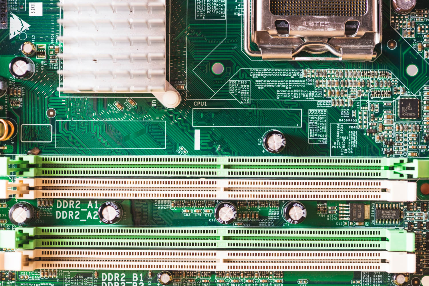 Одноранговая vs. двухранговая оперативная память
