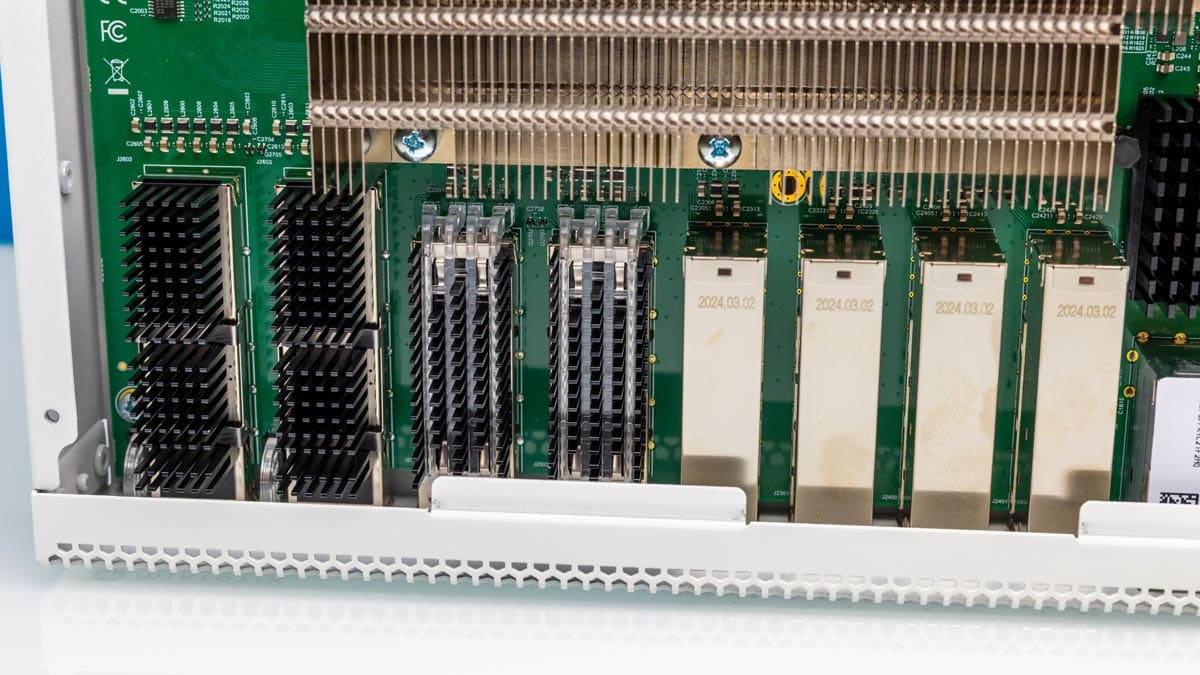 MikroTik CRS812-8DS-2DQ-2DDQ-RM