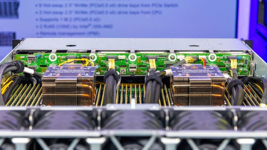 ASRock Rack 8U8X-GNR2 SYN B200 на основе NVIDIA HGX B200 с 8 GPU