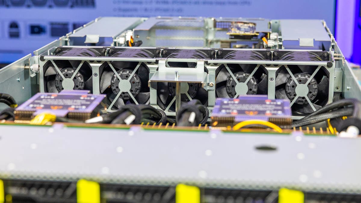 ASRock Rack 8U8X-GNR2 SYN B200 на основе NVIDIA HGX B200 с 8 GPU