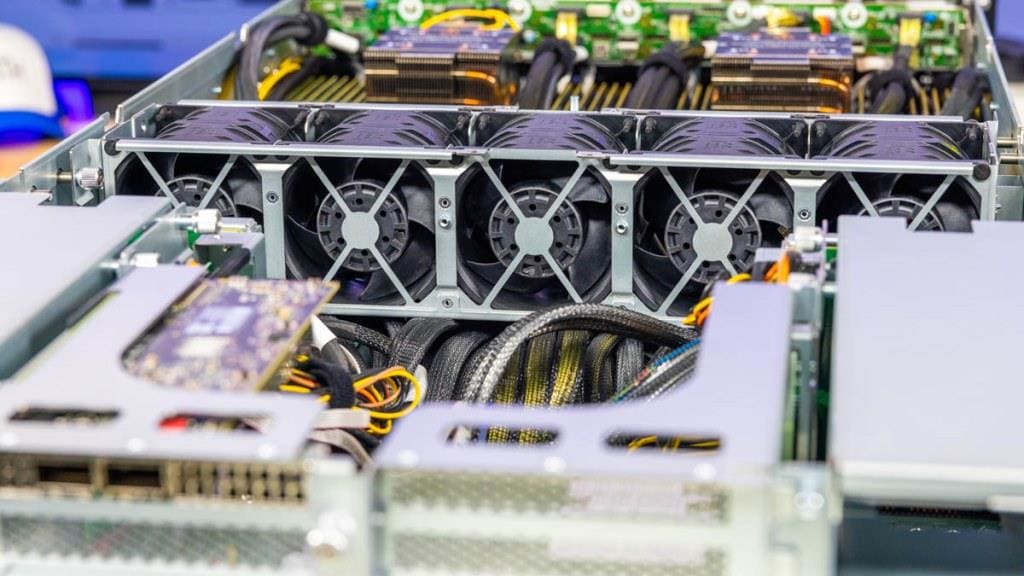 ASRock Rack 8U8X-GNR2 SYN B200 на основе NVIDIA HGX B200 с 8 GPU