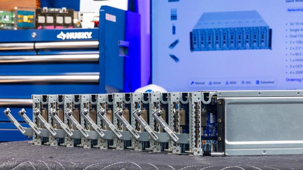 Gigabyte B343-C40-AAJ1