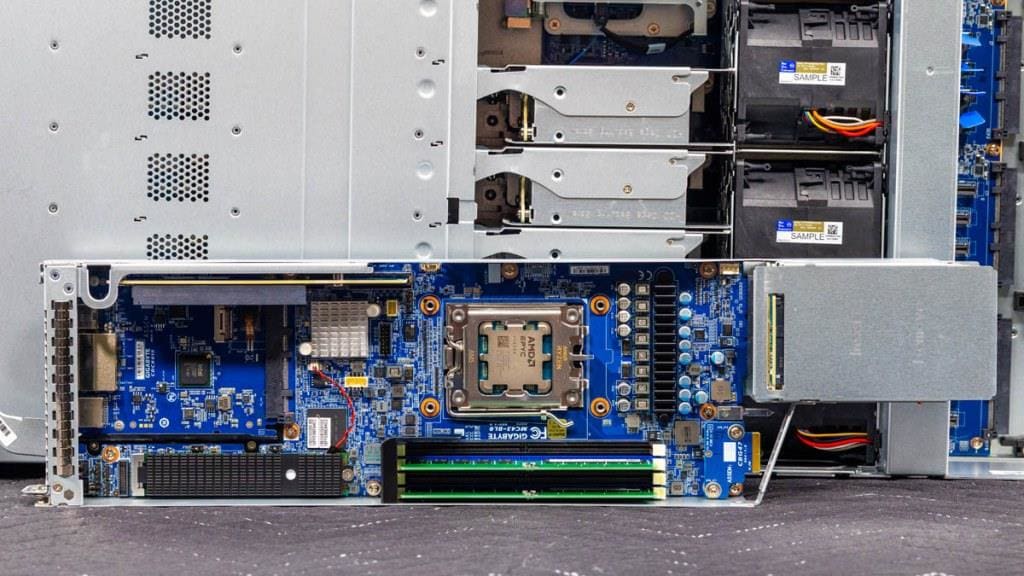 Gigabyte B343-C40-AAJ1