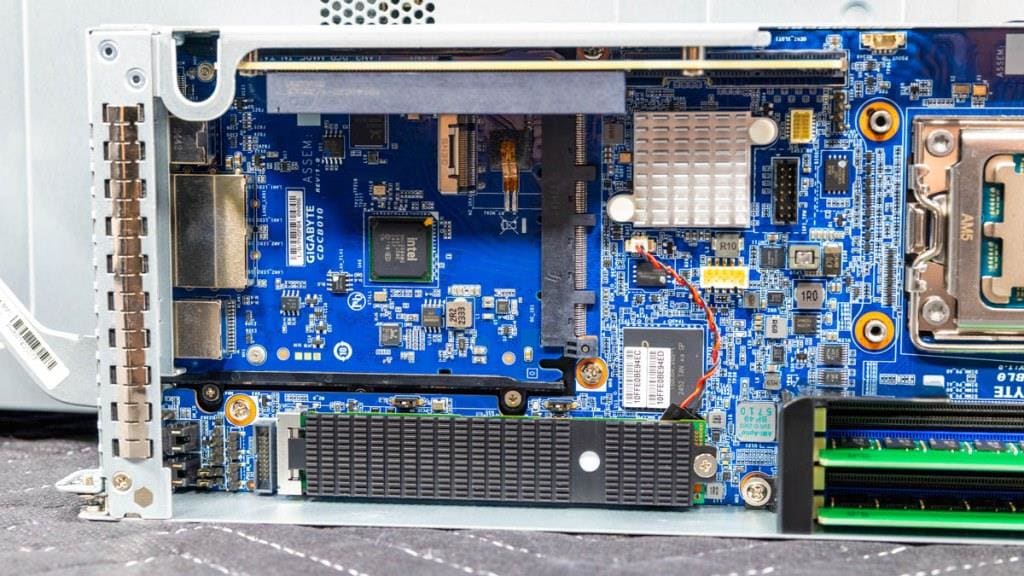 Gigabyte B343-C40-AAJ1