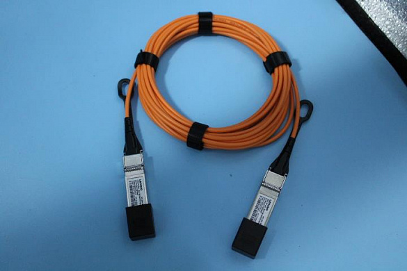 Кабель Lenovo Cable, 5m 25G SFP28 Active Optical Cable (03LA288)