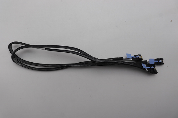 Кабель Lenovo Cable, Internal, RAID 540-8i, SlimSAS x8 to 2X SlimSAS x4, 650mm, 730mm (03LC477)